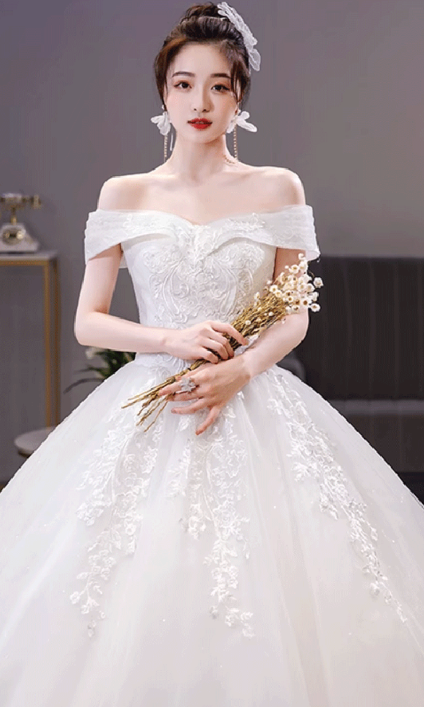 2025 New Arrival Wedding Gown with a Train