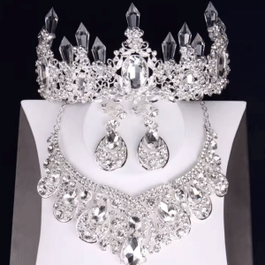 Princess/Queen wedding accessories for the bride&#039;s dress